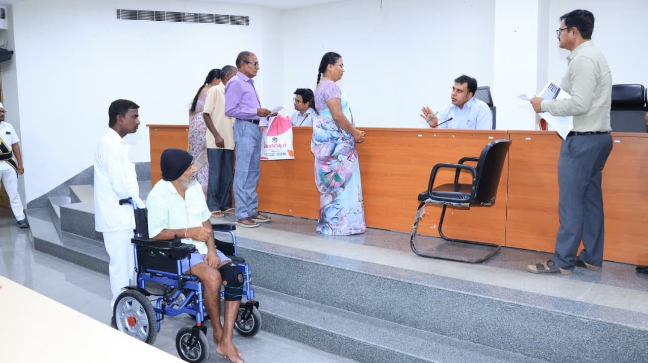 ప్ర‌జావాణి అర్జీలను సత్వరమే పరిష్కరించాలి   జిల్లా క‌లెక్ట‌ర్ సందీప్ కుమార్ ఝా 